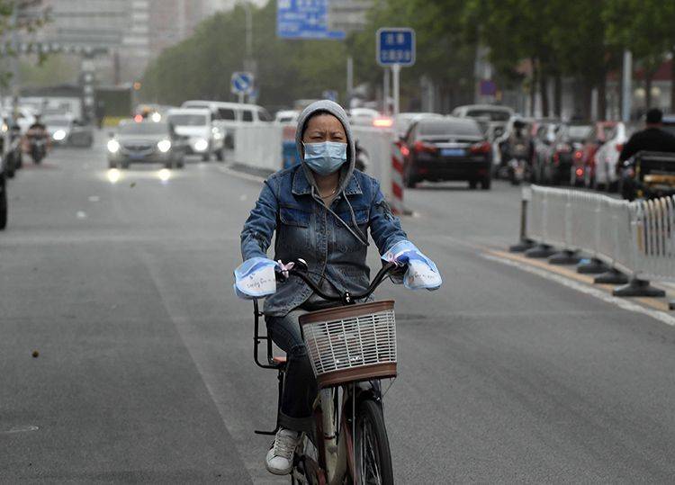 “过境”沙尘 随风潜入夜 明早方离京｜组图