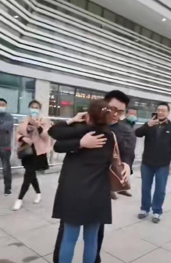时隔28年，蒋艳丽见到自己的亲生儿子，两人拥抱在一起。视频截图