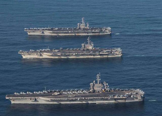 美国海军举行三航母联合演练