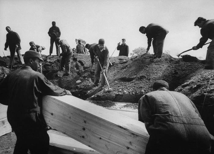 1963年，受刑人将无人认领的遗骸埋葬在纽约市哈特岛（Hart Island）上。岛上这片公墓已经使用了150年，随着近期纽约市的停尸间因疫情爆满，这片公墓成为