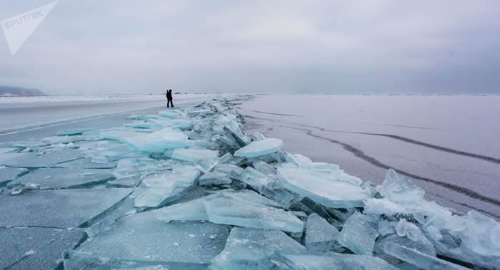 俄罗斯科学家认为贝加尔湖冰面上形成的黑色圆圈与特殊涡旋有关
