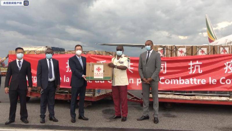 中国驻加蓬使馆向加方移交中国政府紧急援助抗疫物资