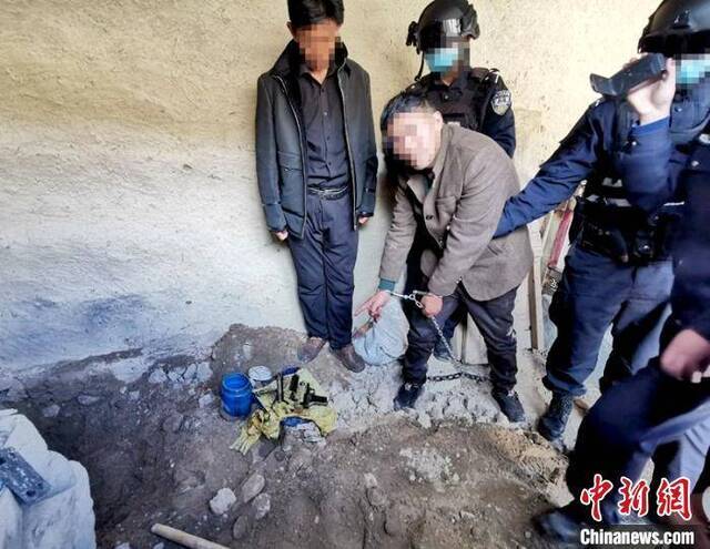 犯罪嫌疑人扎西某某埋藏地点挖出作案枪支。石渠警方供图刘忠俊摄