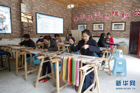 4月23日，巫溪县天元乡宁河刺绣扶贫车间绣娘在缝制产品。