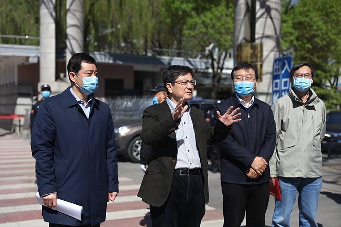 太原理工大学党委书记郑强率队看望慰问学校坚守在疫情防控第一线的干部职工。本文图片均来自太原理工大学官网