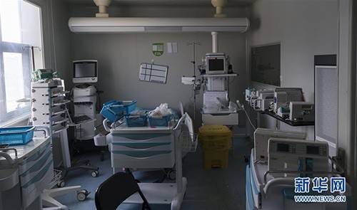 这是武汉市肺科医院重症监护室里闲置的各种医疗设备（4月15日摄）。新华社图