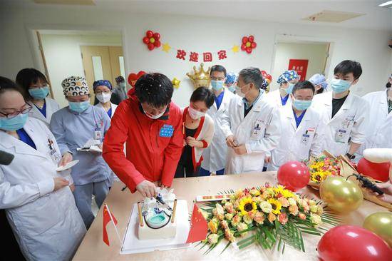  4月20日，钟鸣解除隔离当天回到中山医院，同事们为他接风洗尘。图片来源：复旦大学附属中山医院