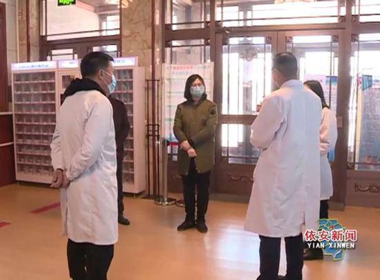 依安县副县长孙坤先后深入县人民医院和县中医医院进行检查。依安新闻图