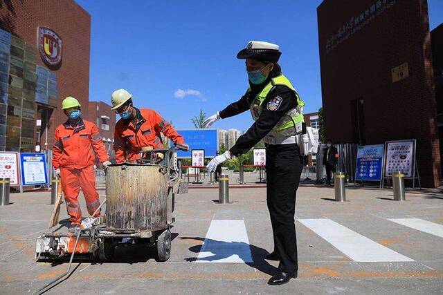 海淀高三复课倒计时：交警启动“护学模式” 组图