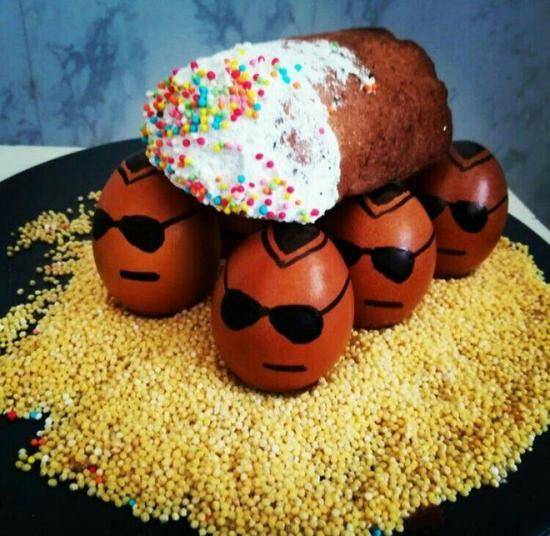 ↑网友在家中用鸡蛋和蛋糕进行了一场“模仿秀”。图据《华盛顿邮报》