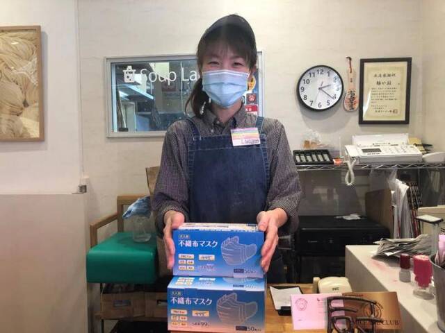 店员奈奈子接受捐赠的口罩。图片由孙江明提供