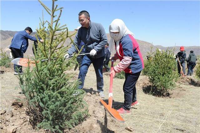 齐心协力播新绿 结对帮扶到农家