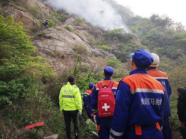 组图直击 青岛小珠山救火一线