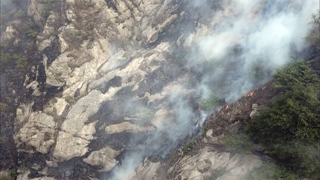 组图｜航拍青岛小珠山景区内山火 正在救援中