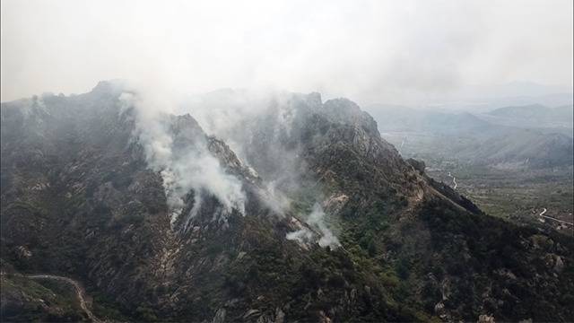 组图｜航拍青岛小珠山景区内山火 正在救援中