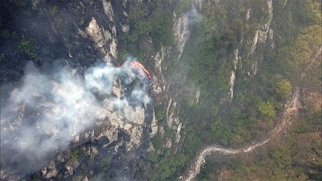 组图｜航拍青岛小珠山景区内山火 正在救援中