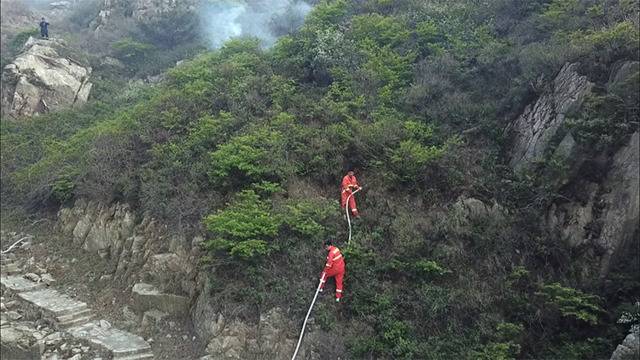 组图｜航拍青岛小珠山景区内山火 正在救援中