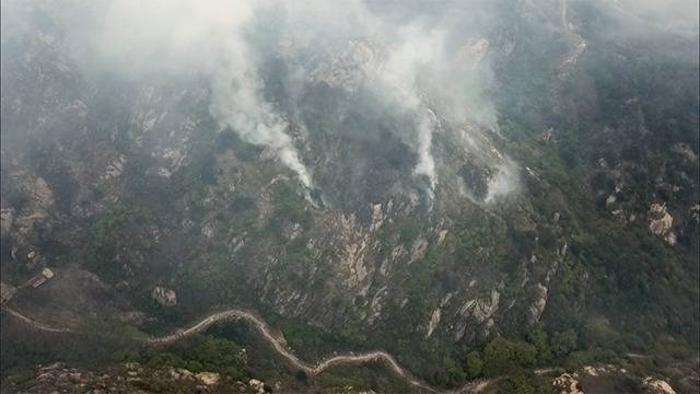 组图｜航拍青岛小珠山景区内山火 正在救援中