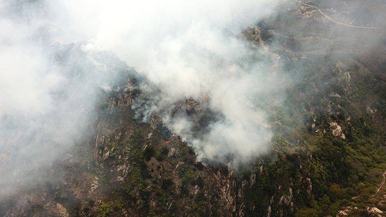 组图｜航拍青岛小珠山景区内山火 正在救援中