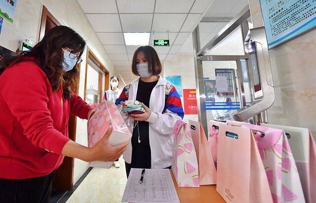 北京首批高三学生返校 第一课学习校园防疫生活 组图