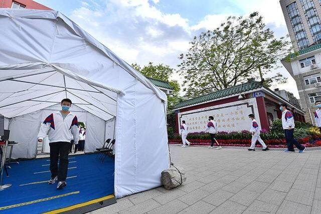 北京首批高三学生返校 第一课学习校园防疫生活 组图