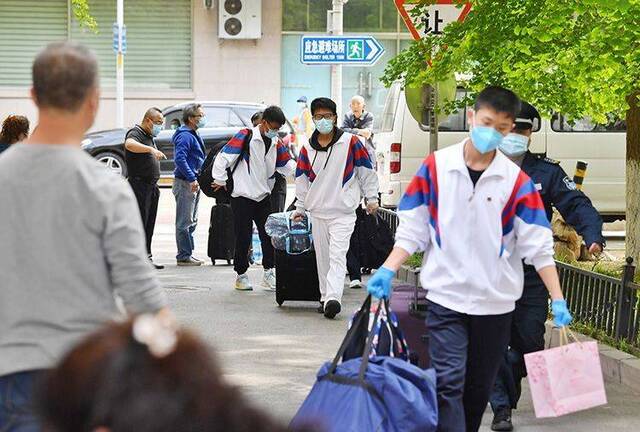 北京首批高三学生返校 第一课学习校园防疫生活 组图