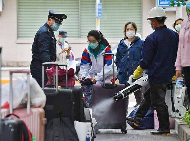 北京首批高三学生返校 第一课学习校园防疫生活 组图