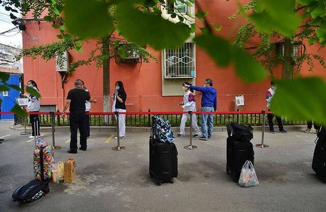 北京首批高三学生返校 第一课学习校园防疫生活 组图