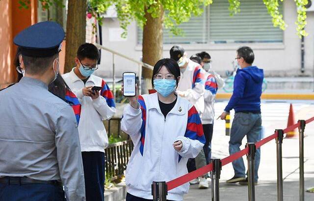 北京首批高三学生返校 第一课学习校园防疫生活 组图