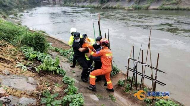 塘厦一女子跳河轻生，民警将其救起后说了一句话……