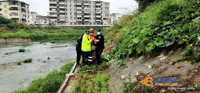 塘厦一女子跳河轻生，民警将其救起后说了一句话……