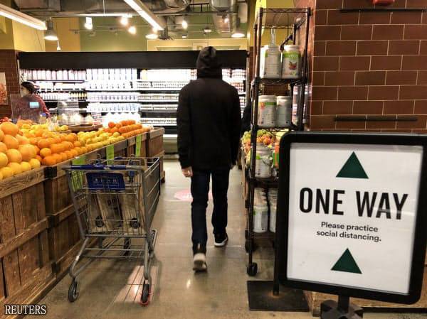 纽约一家超市提醒顾客保持距离。图源：路透社