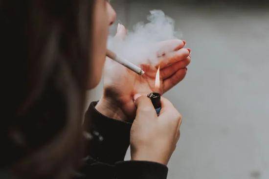 吸烟不容易得新冠肺炎？这项研究引发了法国的尼古丁禁令