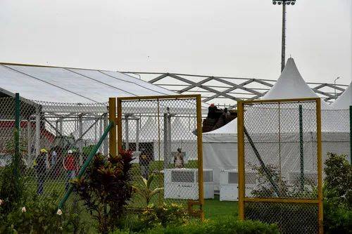 4月6日，在喀麦隆首都雅温得，雅温得军事体育场内正在搭建临时病房。新华社发（科普索摄）