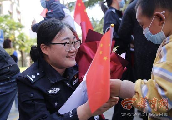 30名驰援武汉陕西女狱警回家 3岁半儿子一眼认出妈妈