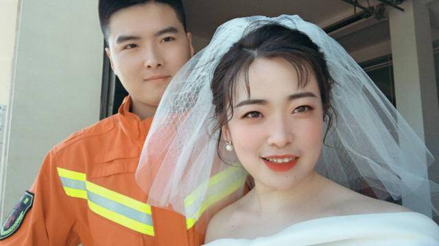 拍婚纱照的消防员听到警铃，抛下未婚妻冲向车库……