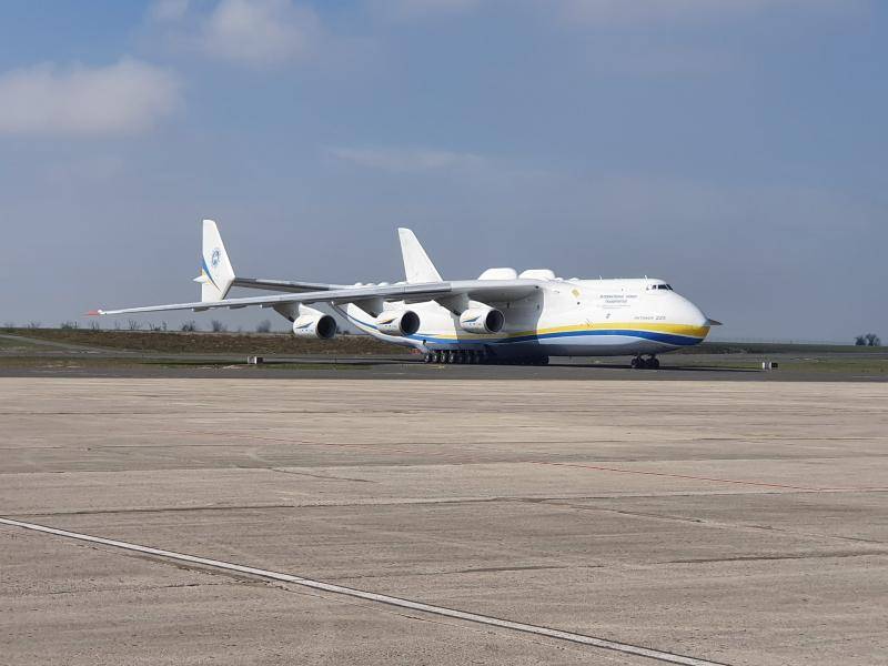 北约：世界最大飞机安-225型大型运输机由中国飞抵德国