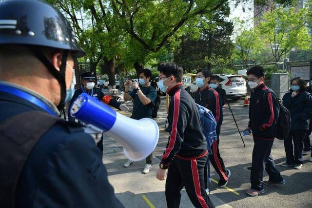 北京高三复课首日：学生出示健康码进校，警方现场保安全