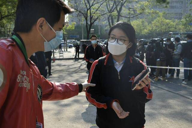 北京高三复课首日：学生出示健康码进校，警方现场保安全