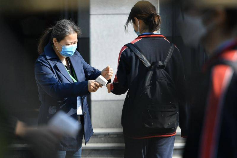 北京高三复课首日：学生出示健康码进校，警方现场保安全