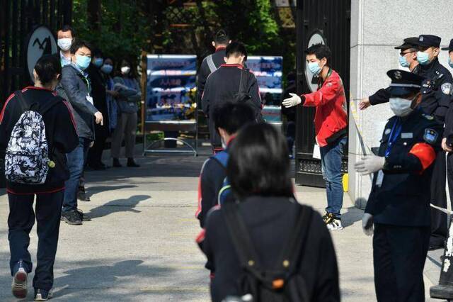 北京高三复课首日：学生出示健康码进校，警方现场保安全