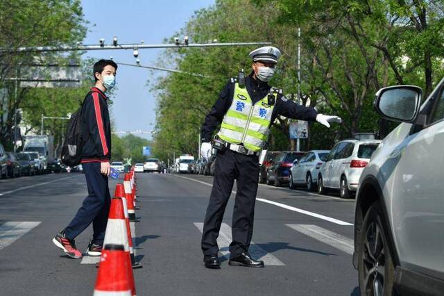 北京高三复课首日：学生出示健康码进校，警方现场保安全