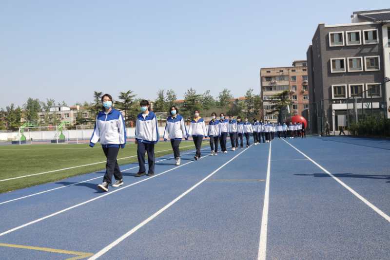  9时许，北京丰台二中，学生保持一米距离走进操场。摄影/新京报记者王飞