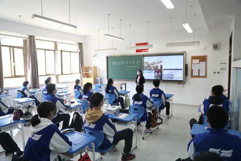  10时许，北京丰台二中，高三开学第一课主题是“感动回归蓄力前行”。摄影/新京报记者王飞