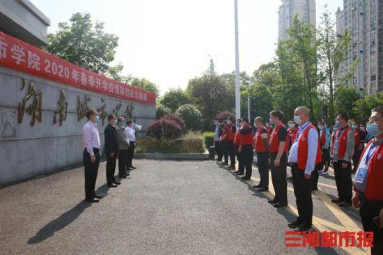 蹲到了！湖南一高校加入开学“群聊”，海报亮了