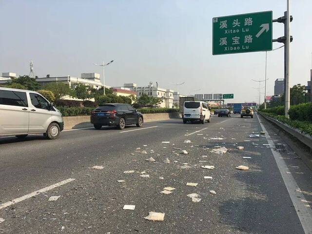 突发!东莞这条主干道路面散落大量钢钉，大塞车