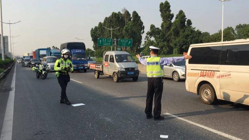 突发!东莞这条主干道路面散落大量钢钉，大塞车