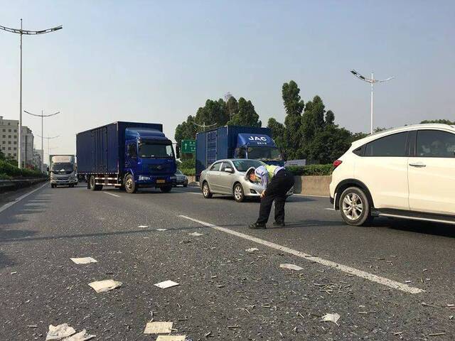 突发!东莞这条主干道路面散落大量钢钉，大塞车