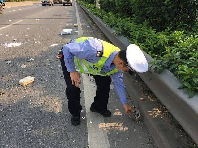 突发!东莞这条主干道路面散落大量钢钉，大塞车