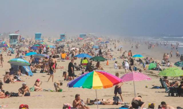 4月25日，美国加州海滩人满为患的景象。（图：Getty）